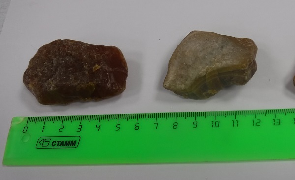 Почти 2 кг полудрагоценных камней обнаружили уссурийские таможенники у иностранца в сумке