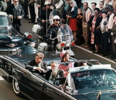 22 ноября В Далласе был убит Джон Кеннеди — 35-й президент США
