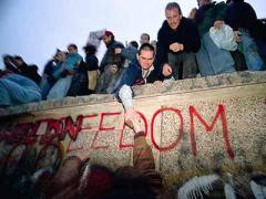 9 ноября Началось разрушение Берлинской стены
