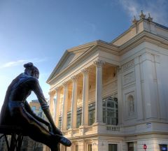 7 декабря В Лондоне открыт Королевский театр — «Ковент-Гарден»