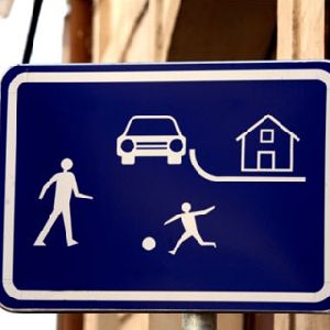 Почему дети не могут объективно оценить опасность на дороге