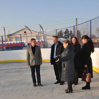 В селе Новоникольск ребята будут кататься на коньках на новой универсальной спортивной площадке