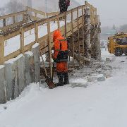 Самую высокую горку, возведенную на центральной площади, сегодня начали демонтировать по вине хулиганов