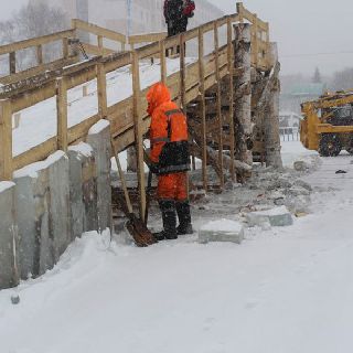 Самую высокую горку, возведенную на центральной площади, сегодня начали демонтировать по вине хулиганов