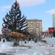 Украшение главной городской ели началось с монтажа хвоста Жар-птицы