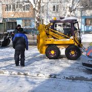 Работа по очистке тротуаров города продолжается