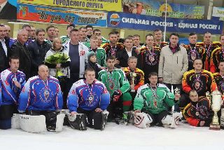 Губернатор Приморья наградил в Уссурийске победителей хоккейного турнира памяти Романа Клиза