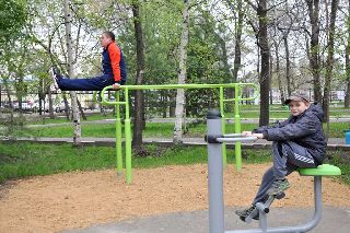 Уличные тренажеры установлены в городском парке
