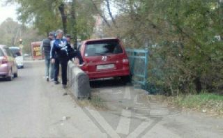 В Уссурийске девушка-водитель попала в курьезное ДТП (фото)
