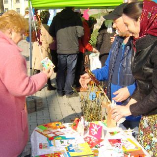 На территории Успенского храма по благословению настоятеля епископа Уссурийского Иннокентия состоялась благотворительная ярмарка
