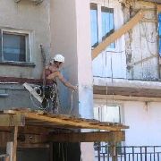 В доме на ул. Трудовой, 10, работы по установке новых лоджий близятся к завершению