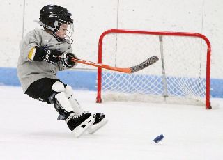 Тренеры ДЮСШ «Адмирал» проведут хоккейные уроки для мальчишек из Уссурийска