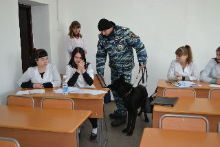 Кинологи провели учащихся Уссурийского медицинского колледжа на наличие запрещенных наркотических веществ