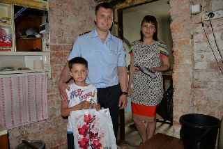 В Уссурийске в рамках рейда по профилактике семейного благополучия сотрудники транспортной полиции вручили детям подарки