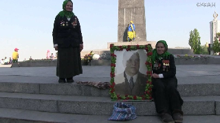 Две сестры встали в Киеве с портретом Жукова, отстояв его у бандеровцев