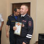 Сотрудникам уссурийского ГАИ вручили награды за спасение человека