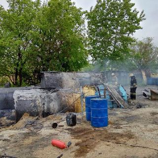 В Уссурийске загорелась частная база В Уссурийске загорелась частная база