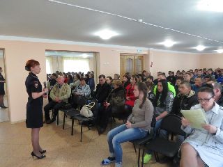 В Уссурийске сотрудники транспортной полиции и представители администрации провели беседу на тему профилактики экстремизма, терроризма и ксенофобии