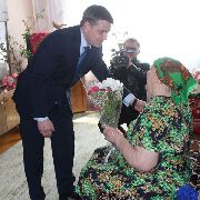 Евгений Корж посетил ветеранов Великой Отечественной войны, чтобы вручить им медали