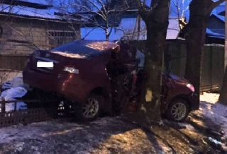 Водитель погиб в Уссурийске, врезавшись в дерево