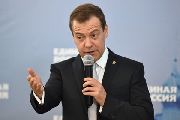 Медведев пообещал скорректировать выплаты зарплат учителям с учетом их пожеланий