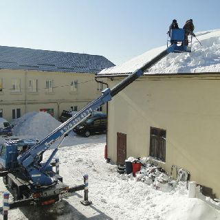 Снег – с кровель зданий Уссурийска