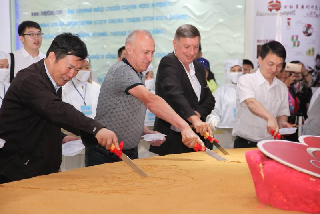 Глава Уссурийского городского округа разрезал огромнейший торт «Медовик»