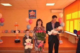 100 000 сертификат на «юбилейный» материнский капитал вручили в Уссурийске