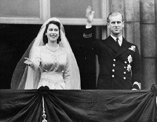 Муж Елизаветы II 96-летний принц Филипп сложил королевские полномочия