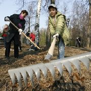 Жители Уссурийска выходят на субботник