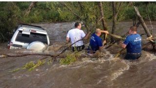 В Уссурийске сотрудник Госавтоинспекции спас водителя и его сына из тонущего автомобиля