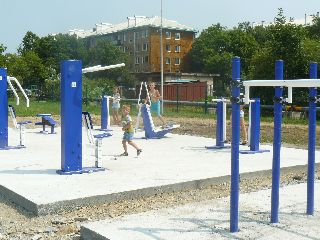 И спортплощадка, и дорога