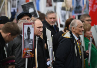 Путин принял участие в шествии "Бессмертного полка"