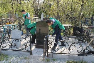 Уссурийские волонтеры приняли участие в благоустройстве захоронений героев-уссурийцев
