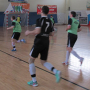 В Уссурийске проходит чемпионат округа по мини-футболу среди мужских команд (3 фотографии)
