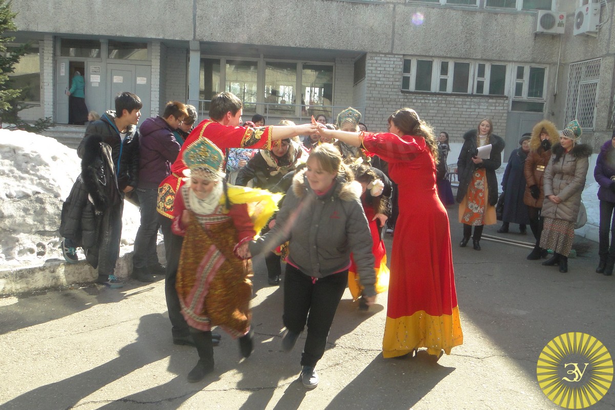 Проводы зимы отпраздновали в ДВФУ (15 фотографий)