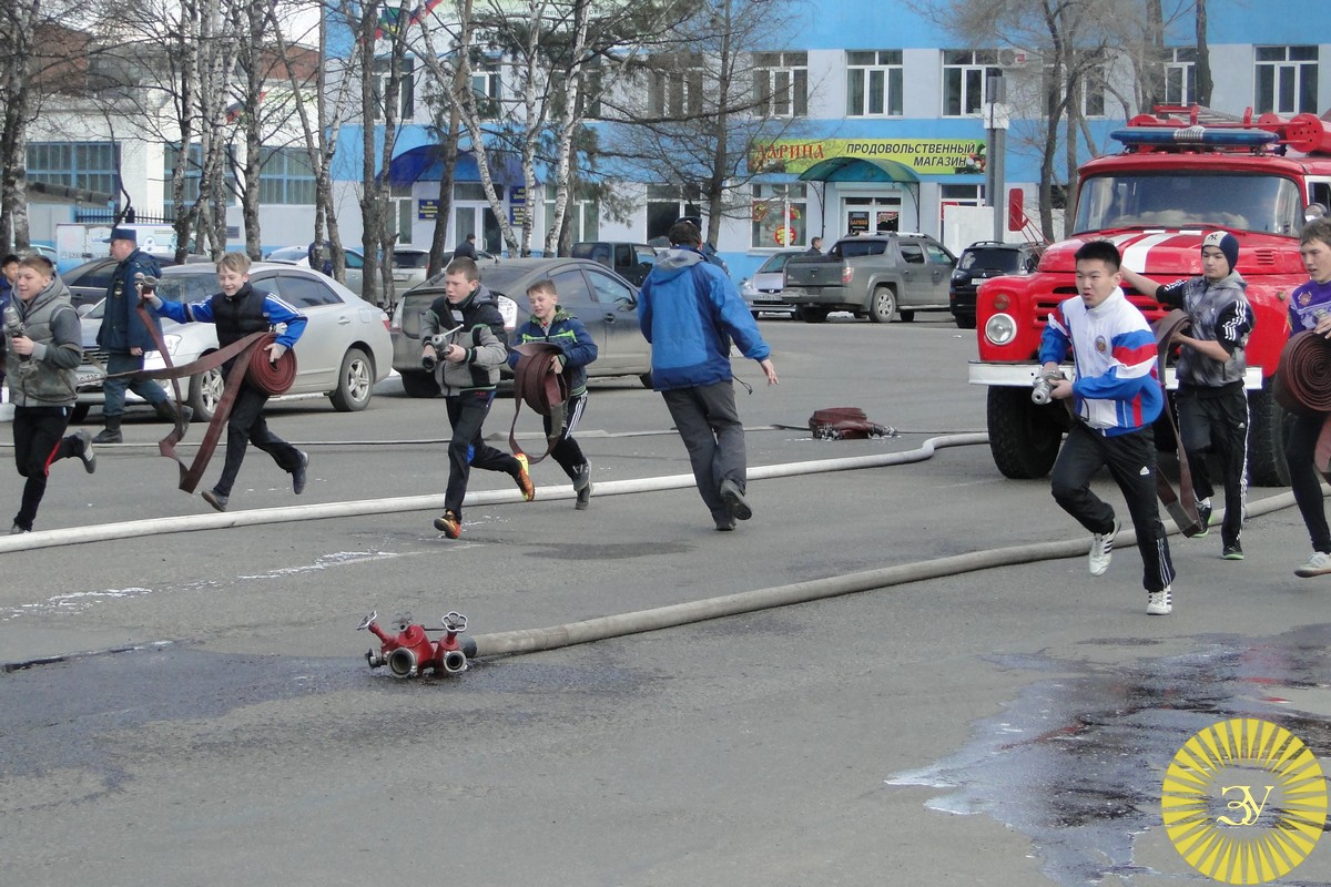 Уссурийские школьники соревновались в тушении пожара (9 фотографий)