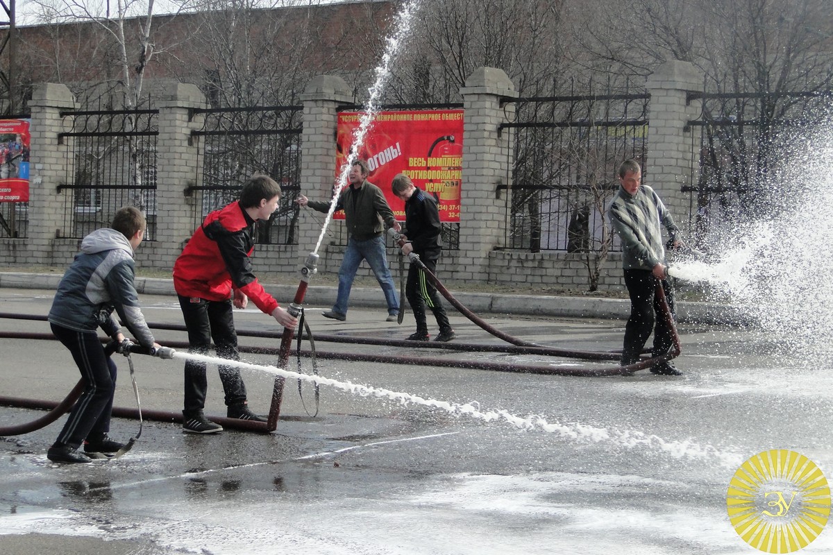 Уссурийские школьники соревновались в тушении пожара (9 фотографий)