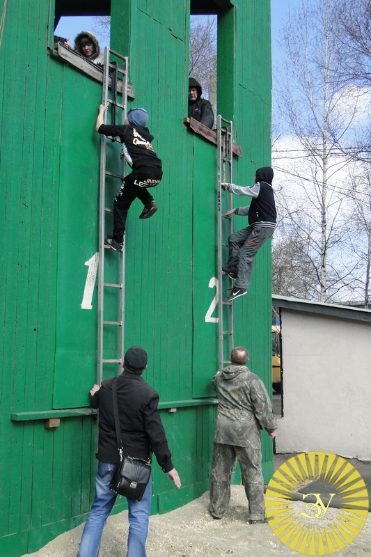 Уссурийские школьники соревновались в тушении пожара (9 фотографий)