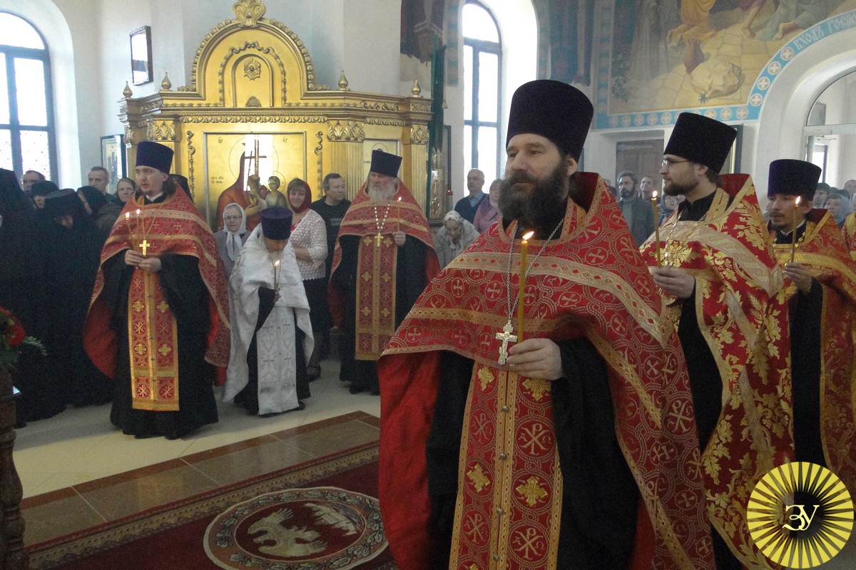 Благодатный огонь зажегся в Уссурийске (13 фотографий)