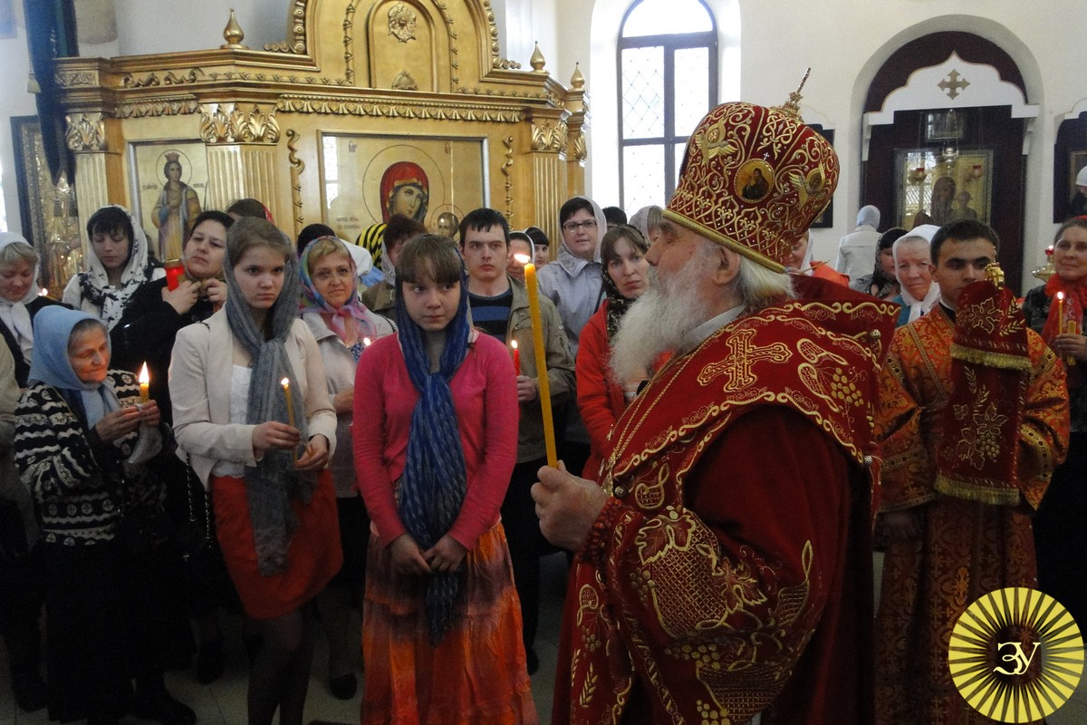 Благодатный огонь зажегся в Уссурийске (13 фотографий)