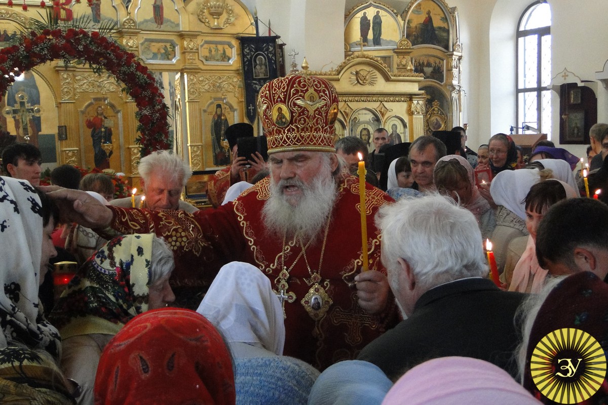 Благодатный огонь зажегся в Уссурийске (13 фотографий)