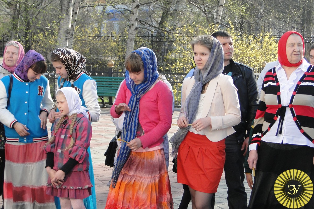 Благодатный огонь зажегся в Уссурийске (13 фотографий)