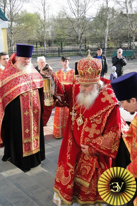 Благодатный огонь зажегся в Уссурийске (13 фотографий)