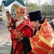 Благодатный огонь зажегся в Уссурийске (13 фотографий)