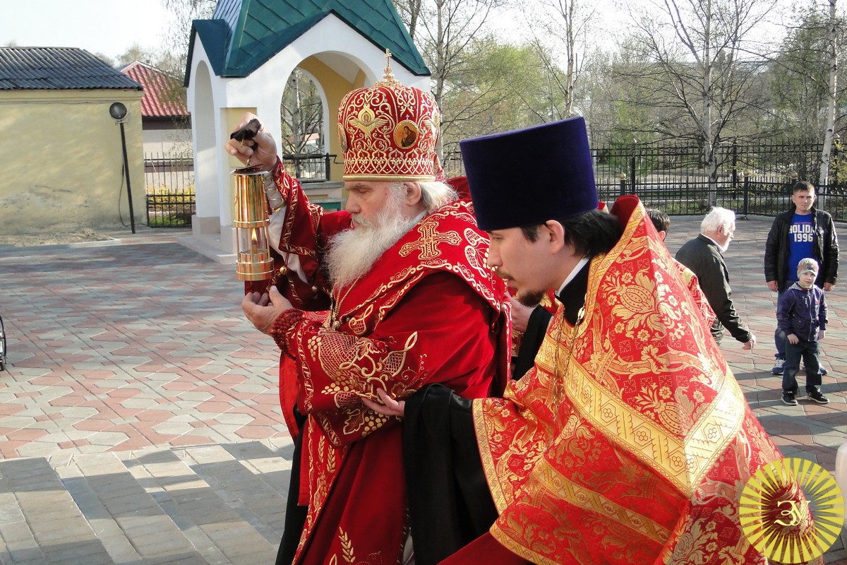 Благодатный огонь зажегся в Уссурийске (13 фотографий)