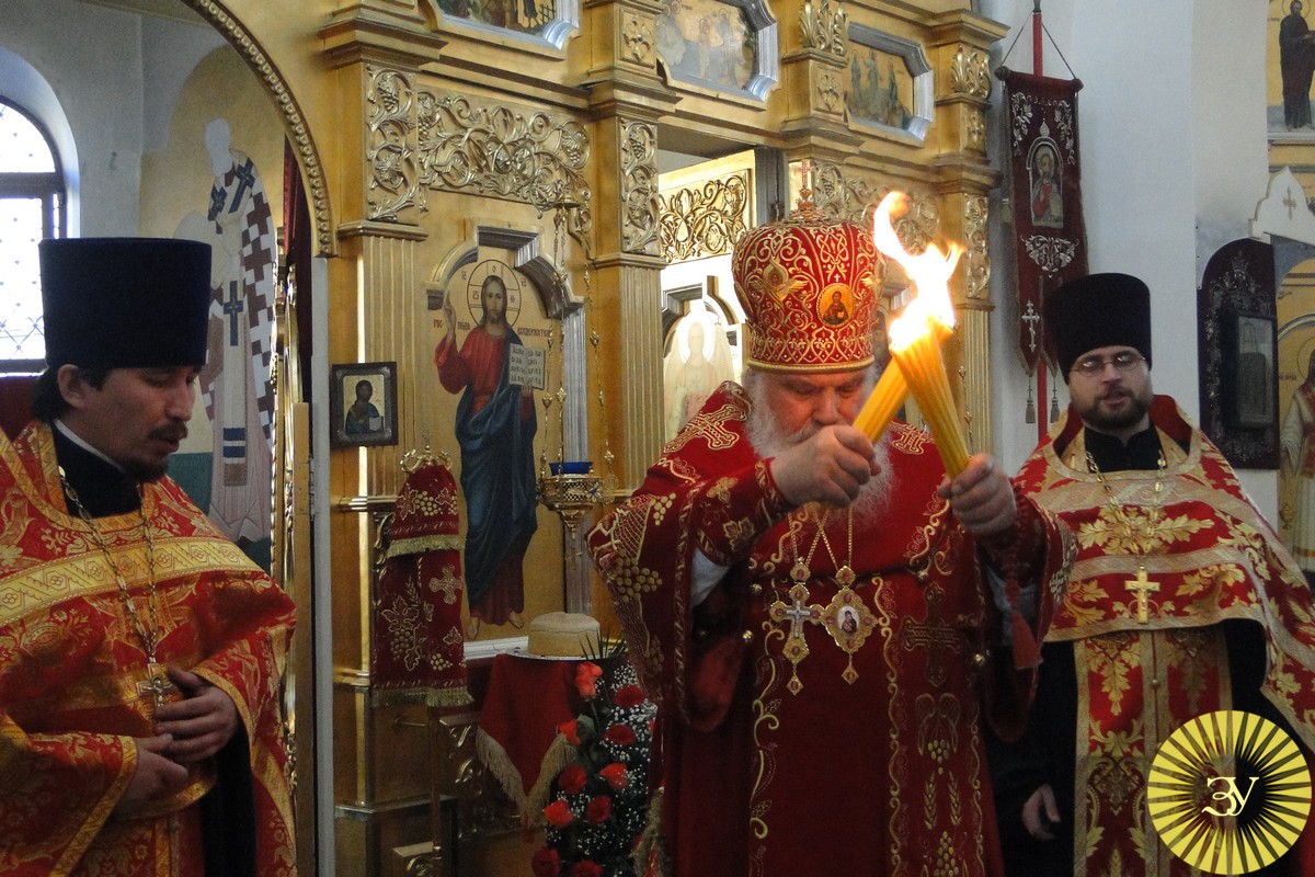 Благодатный огонь зажегся в Уссурийске (13 фотографий)