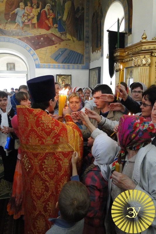 Благодатный огонь зажегся в Уссурийске (13 фотографий)