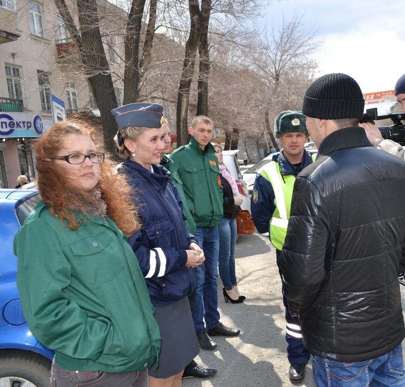 Постой, пешеход, не спеши под колеса! (4 фотографии)