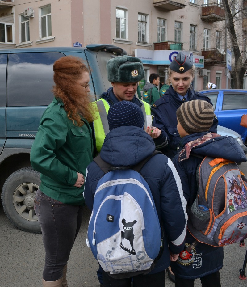 Постой, пешеход, не спеши под колеса! (4 фотографии)